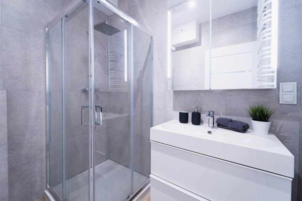 City Center - 3 Rooms - New Building - Private Parking Place - Garage 弗罗茨瓦夫 外观 照片